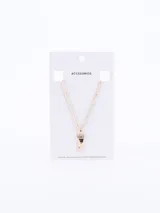 Collar dorado con dije en forma de colmillo con incrustaciones de strass en la parte superior.