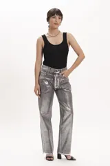 Blusa tejida negra de breteles finos y escote redondo.