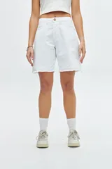 Short de jean blanco con corte a la rodilla y terminación desflecada.