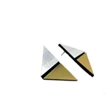 Par de caravanas triangulares con diseño geométrico. Una mitad es plateada con textura rayada y la otra mitad es dorada.