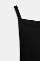 Top de punto rib con cuello halter y tirantes finos, de ajuste entallado.