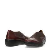 Zapatos casuales de mujer color negro, confeccionados en cuero con paneles elásticos cruzados en el empeine para un ajuste cómodo. Presentan una suela de plataforma baja y diseño sin cordones.