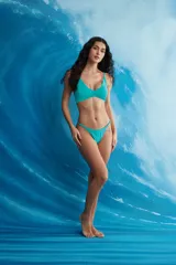 Top de bikini blanco con diseño triangular y detalle fruncido en el centro, con tirantes finos regulables.