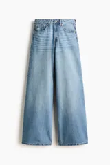 Jean wide leg de tiro alto en denim rígido de lavado claro, con diseño de cinco bolsillos y perneras amplias y holgadas.