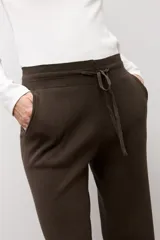 Pantalón tejido color marrón, de corte recto y tiro medio con cintura elástica ajustable mediante cordón.