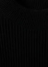 Jersey negro de punto de canalé con cuello caja, manga larga y corte peplum acampanado en la cintura.