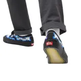 Championes Vans modelo Authentic 44 DX en colaboración con Alva Skates. Presentan un diseño de estampado gráfico con efecto degradado en tonos azules y blancos, con detalles en negro. Cuentan con suela de goma negra y cordones al tono.