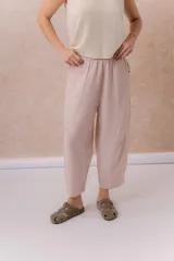 Pantalón de lino liviano color gris, con calce amplio, relajado, pierna ancha y caída fluida. Cuenta con cintura elástica y bolsillos laterales.