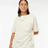 Remera de manga corta color blanco, de corte recto y cuello redondo.