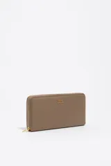 Billetera grande Bimba y Lola de estructura blanda, con cierre de cremallera perimetral y logo metálico dorado aplicado en el frente.