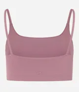 Top deportivo negro con escote recto y tirantes finos, confeccionado en poliamida con elastano.
