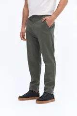 Pantalón chino clásico color beige, con textura, corte regular y pasacinto.