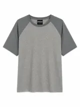 Remera de estilo raglán con cuerpo en gris claro y mangas en gris oscuro. Presenta cuello redondo y diseño de manga corta.