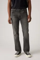 Jeans de denim gris oscuro, con corte relajado, cintura media y pierna recta. Presentan diseño clásico de cinco bolsillos y cierre frontal con botón y cremallera.