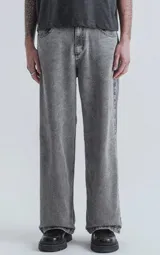 Pantalon de denim con calce recto y pierna ancha, estilo baggy, con diseño clásico de cinco bolsillos.