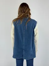Campera tipo blazer de denim azul con mangas largas de tejido de punto color crema con diseño trenzado.