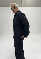 Campera de jean negra con forro interno y cuello de corderito.