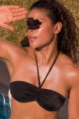 Top de bikini negro con tiras finas al cuello y fruncido en el centro del busto.