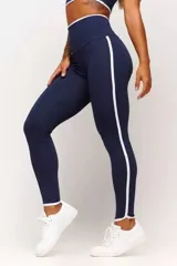 Calza deportiva de tiro alto color rojo, con franjas laterales blancas y detalles blancos en los tobillos.