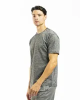 Remera deportiva gris oscuro de poliéster y spandex, de manga corta y cuello redondo.