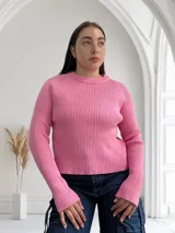 Sweater rosado de punto canalé con cuello redondo y mangas largas. Tejido de punto acanalado.