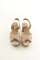 Sandalias de taco alto ancho con plataforma, color plateado metalizado, con tiras cruzadas en el empeine y tira al tobillo con hebilla ajustable.