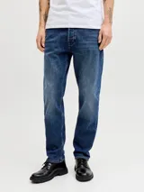 Jean de corte tapered fit con tiro medio, confeccionado en denim con efecto lavado. Presenta diseño clásico de cinco bolsillos, cierre con cremallera y costuras reforzadas.