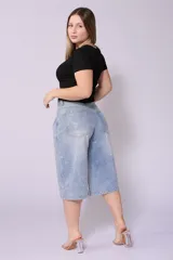 Bermuda de jean celeste con corte ancho y detalles de brillos blancos.