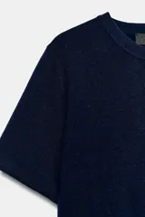 Jersey de punto de cuello redondo y manga corta, con diseño minimalista y textura suave.