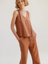 Musculosa color crema de lino con escote en V y corte holgado.