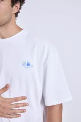 Remera de algodón color verde oliva, corte oversize, con cuello redondo y un pequeño logo bordado en el pecho.