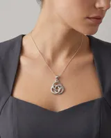 Collar con dije de plata 925 compuesto por tres aros entrelazados de diseño minimalista, suspendido de una cadena fina de eslabones.