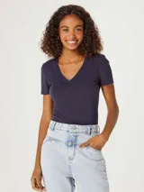 Camiseta celeste de manga corta con cuello en V.