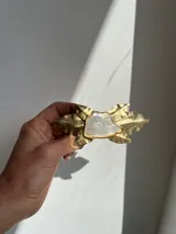 Broche hecho a mano en bronce con forma de flor y pieza central de nácar.