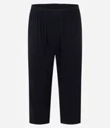 Pijama de dos piezas color negro confeccionado en viscolycra, compuesto por una remera de manga corta con cuello en V y detalles de encaje, y un pantalón capri con cintura elástica.