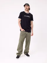 Remera de corte regular fit, color azul marino con cuello y bordes de mangas en color blanco. Presenta el logo de la marca Rusty estampado en el centro del pecho.