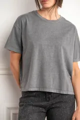 Remera de algodón peinado, color berenjena con efecto lavado, de corte oversize y manga corta.