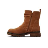 Bota corta de estilo casual, confeccionada en una combinación de cuero liso y gamuza en color negro. Presenta cierre lateral, detalle de tira con broche metálico en el talón y suela track con detalle de costura en contraste.