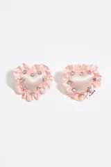 Par de aros con forma de corazón, color rosa, con strass plateados y volados.