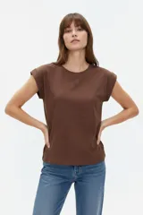 Remera de algodón color azul, de corte holgado, cuello redondo y mangas cortas con vuelta.