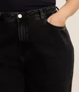 Pantalón wide leg de jean con efecto marmorizado, de tiro alto, con bolsillos laterales y cierre frontal con botón y cremallera.