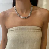 Collar corto de cadena de eslabones gruesos de acero, con incrustaciones de zirconia en los eslabones. Posee cierre de mosquetón y cadena de alargue.