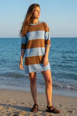 Vestido corto de tejido de punto con diseño de rayas horizontales anchas en color rosa y marrón. Presenta cuello redondo, mangas cortas y un detalle de borde en color naranja vibrante en las terminaciones de las mangas y el ruedo.