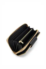 Billetera Lolita de rafia tejida color beige con detalle de solapa frontal y cierre superior de cuero sintético marrón oscuro, con logo grabado.