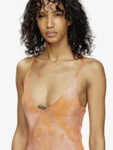 Vestido mini de tirantes finos color naranja con estampado difuminado en blanco.