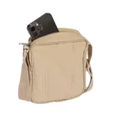 Morral Adidas de diseño minimalista en color beige, confeccionado en tejido de nylon reciclado. Presenta un compartimento principal con cierre de cremallera y el logotipo del Trifolio grabado en el frente.