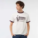 Camiseta blanca de manga corta con ribetes en contraste de color bordó en el cuello y los puños. Presenta un estampado gráfico frontal con la inscripción "Stephen's Running Club Est. 88 Sacramento" y la silueta de un corredor.