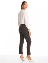 Pantalón de corte cigarette con estampado cuadrillé en tonos verde oscuro y negro. Presenta tiro alto, costuras frontales verticales y tajos en el ruedo.