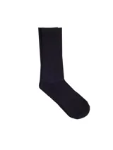 Media deportiva negra de caña media con textura acanalada.