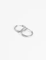 Par de aros tipo argolla de acero quirúrgico hipoalergénico color dorado.